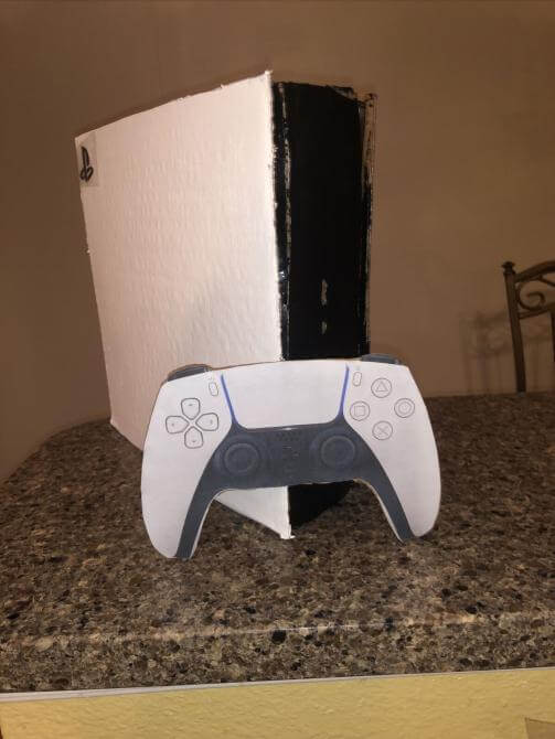 Alguien fabricó una PS5 de cartón y aparentemente logró venderla en eBay a precio real