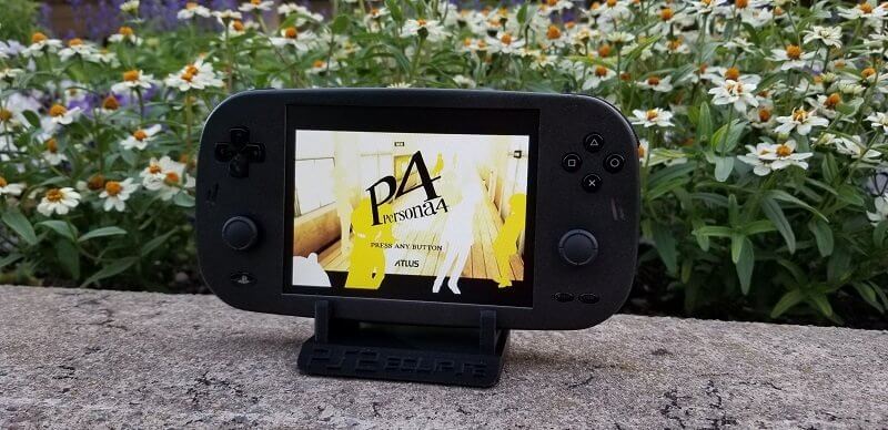 ¿Te gustaría tener una PS2 portátil? Un fan la ha creado y luce así de genial